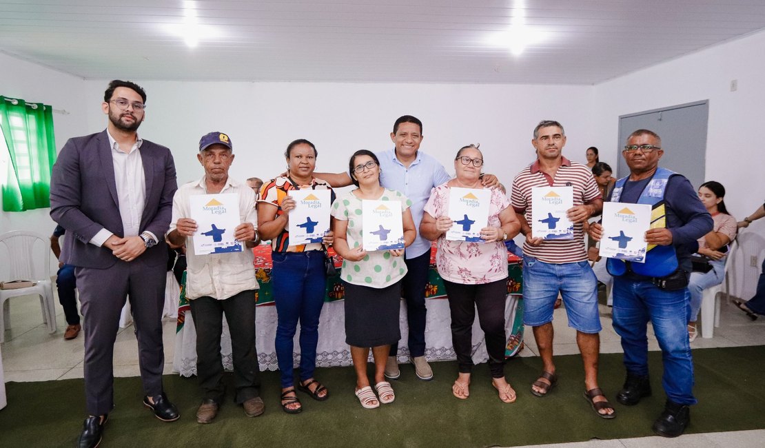 Prefeito Júlio Cezar entrega títulos de imóveis a 29 famílias por meio do programa Moradia Legal