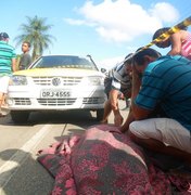 Grave acidente entre moto e carro mata mulher e deixa dois feridos, em Arapiraca