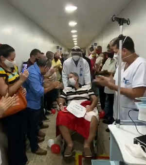 Paciente comemora com família e equipe do Hospital Maceió cura da Covid-19