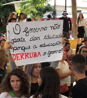 [Vídeo] Protesto contra cortes na Educação e Previdência invade ruas de Arapiraca