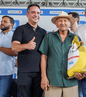 Paulo Dantas entrega sementes e pavimentação urbana em Dois Riachos