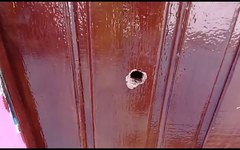 Primeiro disparo de espingarda 12 atingiu a porta de uma residência 