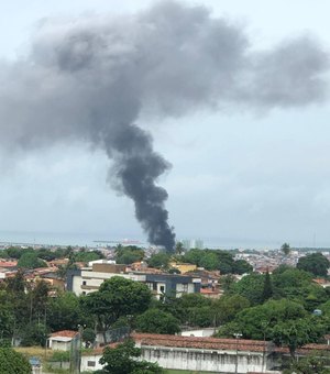 Incêndio na Levada deixa loja de material de construção em cinzas 