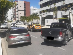 Motorista se choca com poste no bairro da Ponta Verde