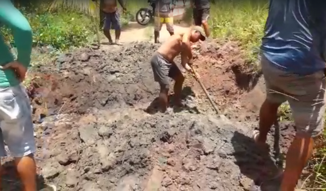 [Vídeos] Moradores de povoado ficam 'ilhados' após dono de terreno bloquear único acesso à comunidade