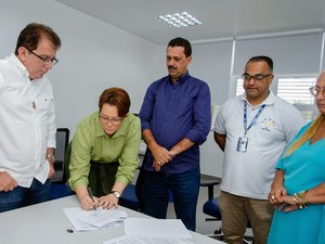 Tainá Veiga participa da assinatura do termo de cooperação que beneficia servidores canoenses