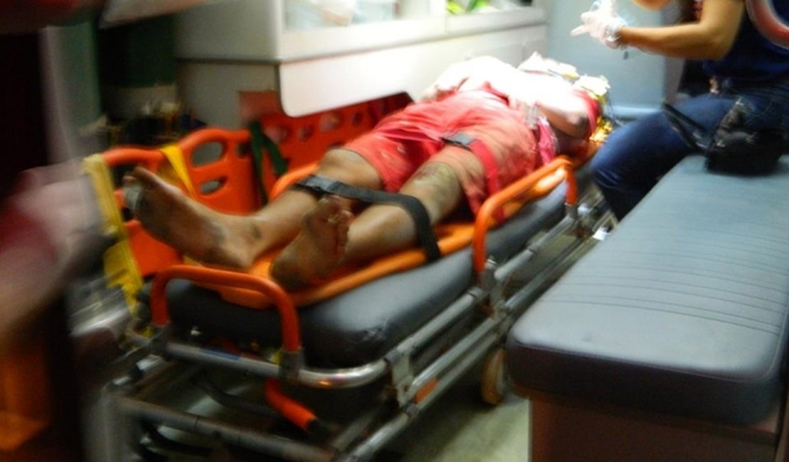 Homens caem em valeta com motocicleta e acabam feridos