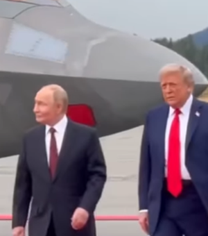 Avião B-2, modelo usado em ataque no Irã, passa perto de Putin e Trump durante encontro