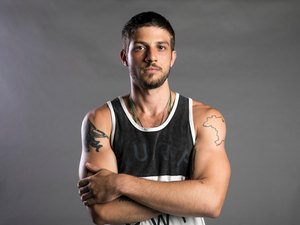 Sucesso no horário nobre, Chay Suede fala sobre fim de relacionamento