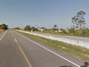 Sem explicação: Criminosos atiram contra veículo e fogem em seguida