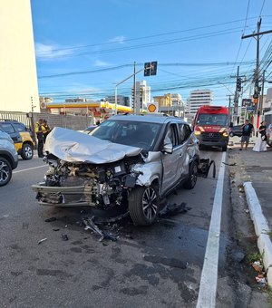 Dois carros colidem na Avenida Doutor Júlio Marques Luz, no bairro da Jatiúca