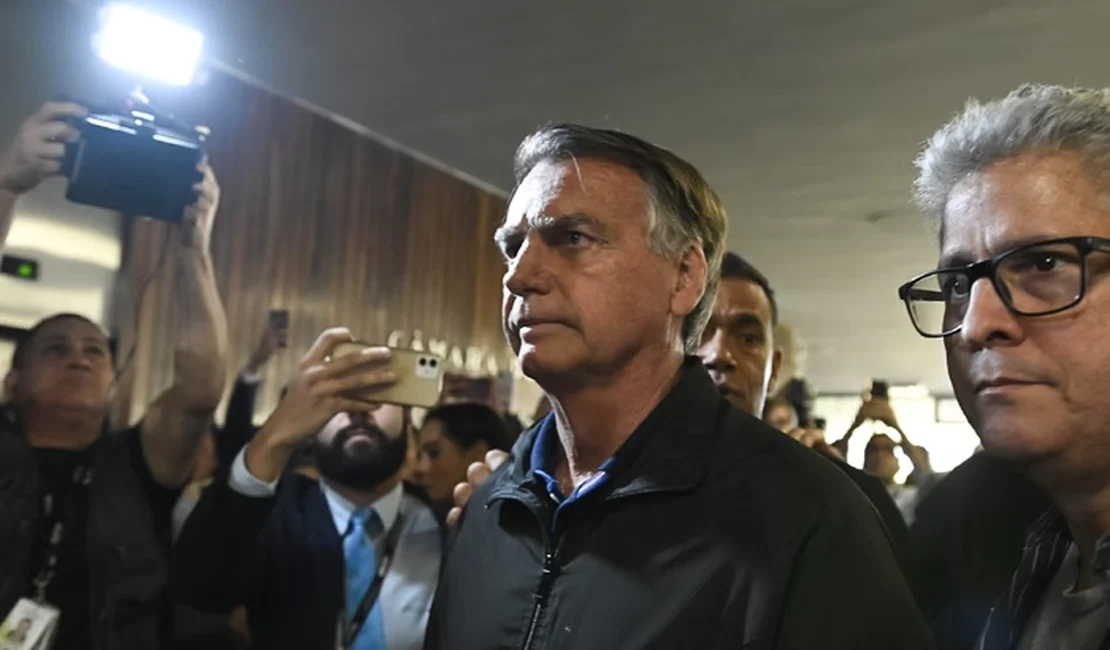 Bolsonaro mostra tornozeleira e diz: “o que vale para mim é a lei de Deus”