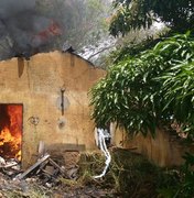 Incêndio atinge casas com material inflamável em Arapiraca