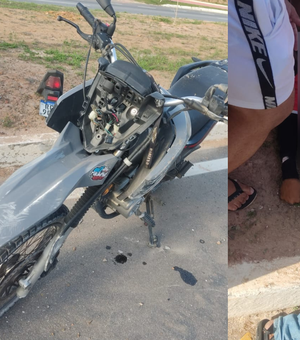 Colisão entre carro e moto deixa uma pessoa inconsciente e ferida na Rota do Mar, em Jacarecica