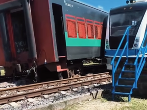 Trem antigo sai dos trilhos e colide contra VLT na Estação de Satuba