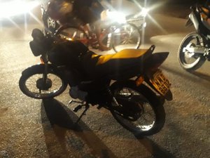 Homem dá calote em posto de gasolina e polícia descobre que ele dirigia moto roubada