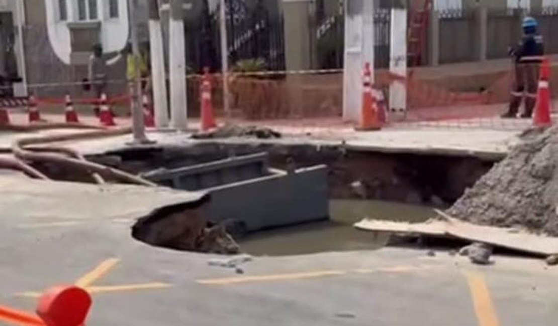 Tubulação da BRK rompe e abre cratera gigante na Avenida da Paz, em Maceió