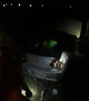 Após ultrapassagem malsucedida, motorista bate em poste e capota veículo na Folha Miúda