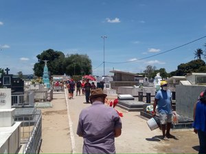 [Vídeo] Famílias arapiraquenses visitam cemitérios, após período sem visitação devido à Covid-19