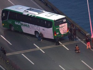 Sequestrador de ônibus no Rio é morto por atiradores de elite