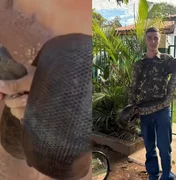 Jovem resgata jiboia de 2 metros em escola e sai carregando serpente por rua em Mato do Sul