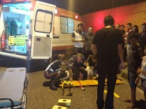 Motociclista faz ultrapassagem irregular e colide contra veículo
