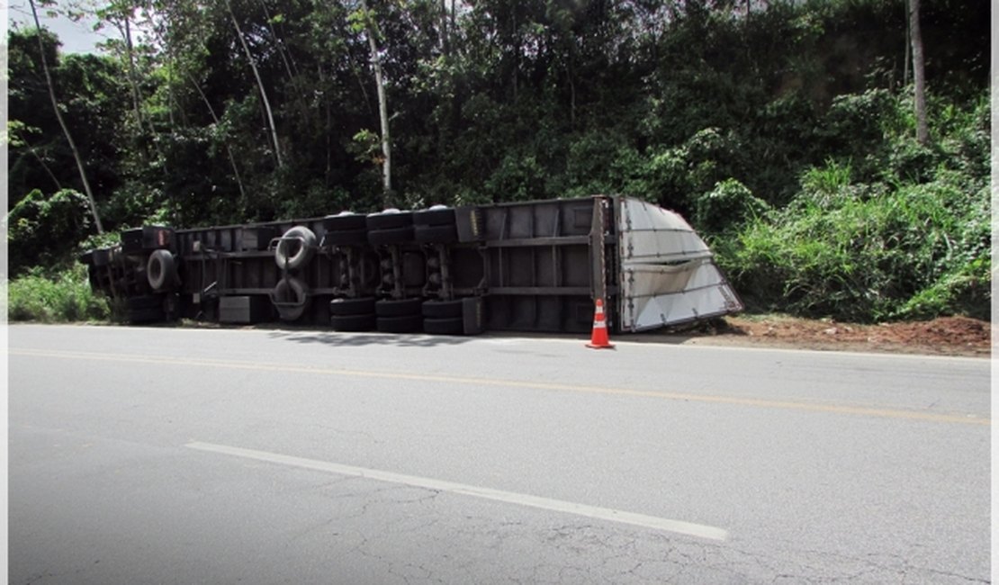 Carreta tomba e carga é saqueada, em São Miguel