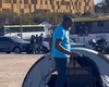 Com fita na boca, deputado do PL monta cabana na frente do STF; vídeo
