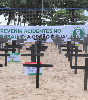 Ato simbólico na orla de Maceió dá início à campanha do Abril Verde em Alagoas