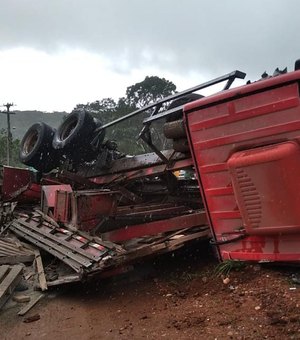[Vídeo] Caminhão capota em Traipu e tem carregamento de cimento saqueado