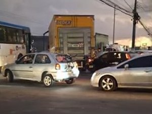 [Vídeo] Acidente entre carro e caminhão deixa trânsito lento na Avenida Menino Marcelo