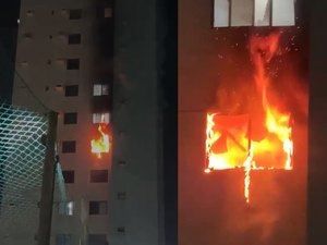 Incêndio de grandes proporções atinge apartamento em Maceió; vídeos impressionam