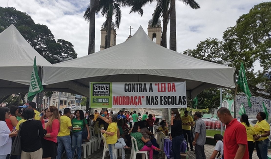 Sinteal estuda caminhos para entrar com uma ação contra a lei ?Escola Livre?