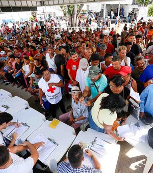 Mutirão atende pessoas em situação de rua nesta terça (6), na Praça Deodoro, em Maceió
