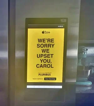 Relato choca ao alegar que anúncio em geladeira levou mulher a surto