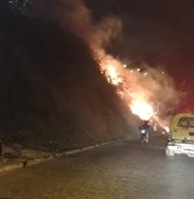 [Vídeo] Foco de incêndio aparece na Ladeira do Óleo, no bairro do Jacintinho