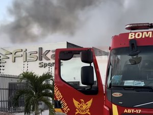 Incêndio atinge e destrói tradicional fábrica de fardamentos em Arapiraca