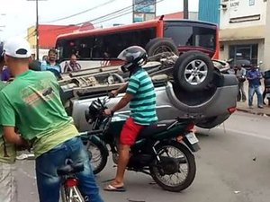 [Vídeo] Carro capota em acidente com cinco veículos no Tabuleiro 