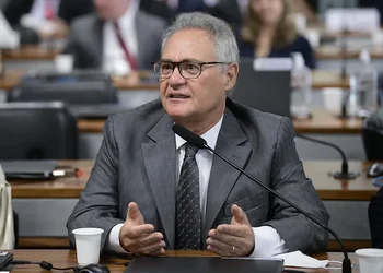 Renan chama aprovação do PL da dosimetria de ‘farsa’ e acusa negociata do governo com oposição