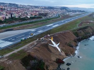 Avião derrapa ao pousar em aeroporto e quase cai dentro do mar