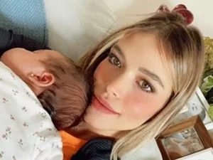 Carol Dias mostra rosto da filha com Kaká pela primeira vez