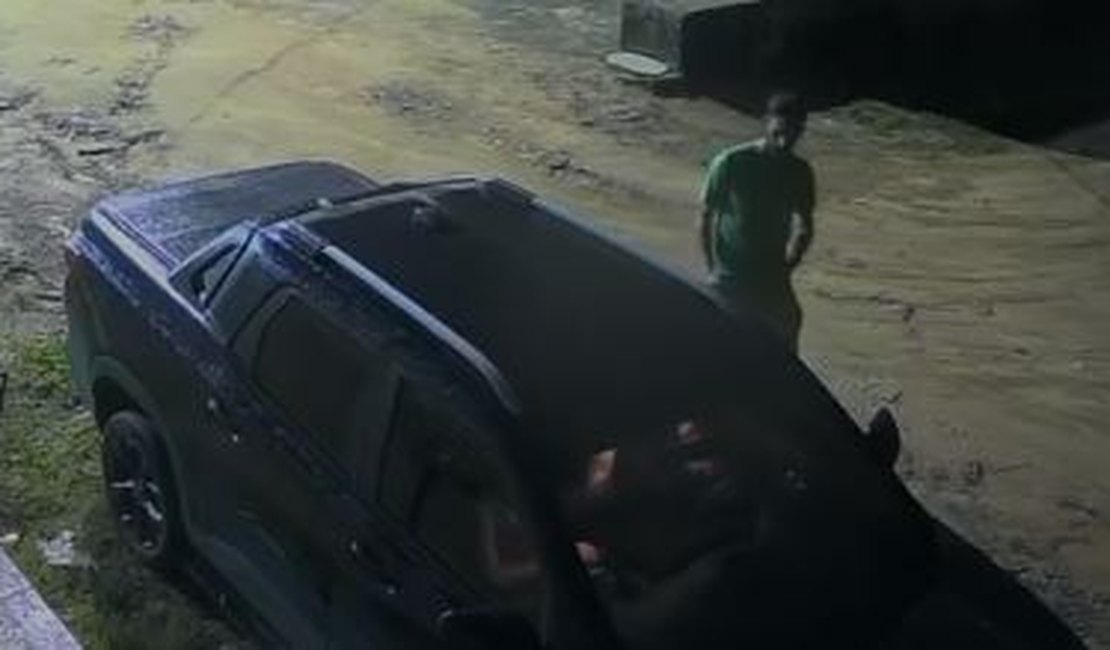 Casal estaciona carro na porta de casa e tem veículo roubado por homem armado