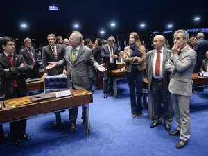Renan Calheiros e Romero Jucá se desentendem durante sessão plenária