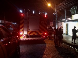 [Vídeo] Vela acesa pode ter sido a causa do incêndio em residência em Arapiraca