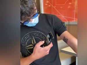 Homem tatua comprovante digital da vacinação: “Gosto de me destacar”
