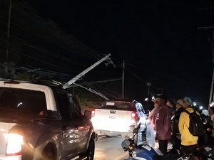 Carro colide contra poste, capota e deixa feridos em Santana do Ipanema