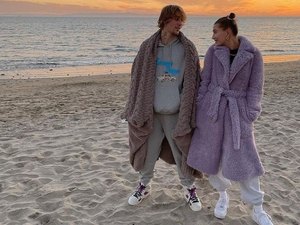 Justin Bieber e Hailey Baldwin vão à praia de roupão em tarde de Natal