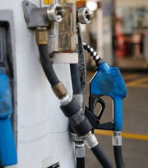 Abastecimento de postos de combustível volta lentamente no país