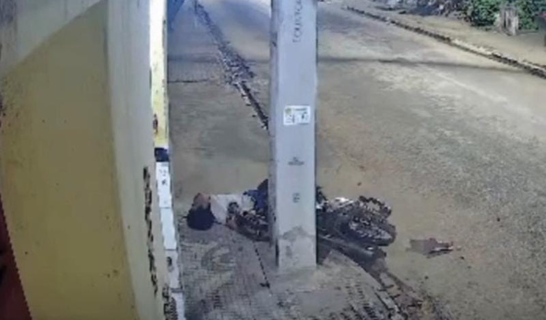 Motociclista perde controle de veículo e se choca contra poste em Palmeira dos Índios