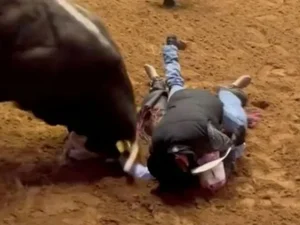[Vídeo] Pai se joga sobre filho desmaiado para protegê-lo de touro em rodeio